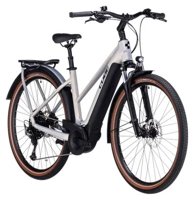 Cube Touring Hybrid Pro 625 Trapezio Bicicletta ibrida elettrica Shimano Deore 11S 625 Wh 700 mm Argento perlato 2023
