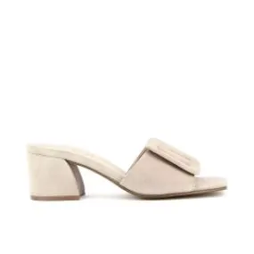 Mules in pelle scamosciata beige con tacco largo