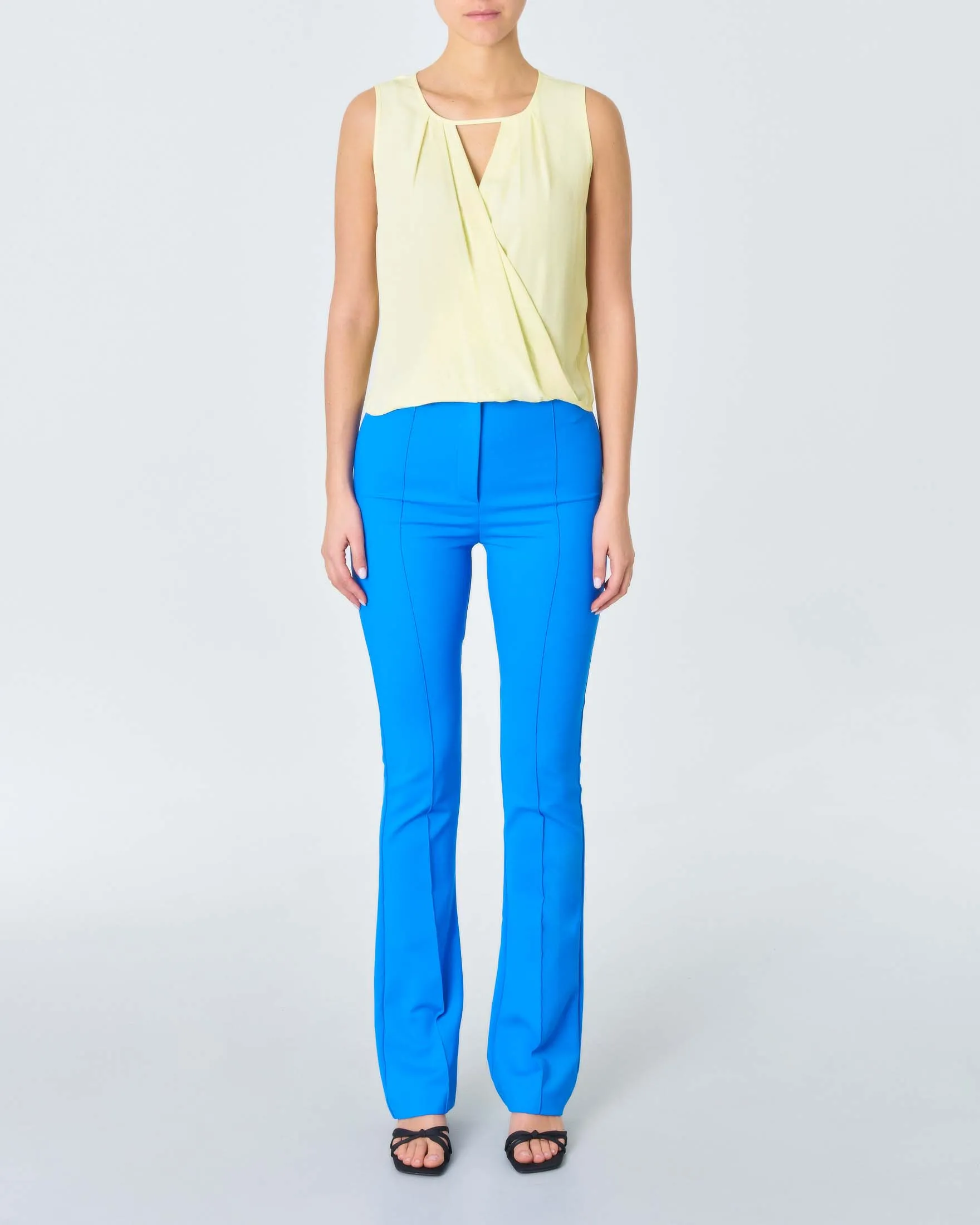 Top smanicato color lime in crêpe con cut-out sullo scollo ed incrocio frontale drappeggiato